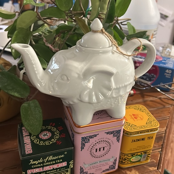 White elephant tea pot 🫖 🐘 - Picture 2 of 6